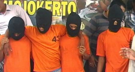 RAJA TEGA - Empat komplotan begal asal Purwoasri Pasuruan diamankan di Satreskrim Polres Mojokerto Kabupaten. (gunadhi/BangsaOnline.com)