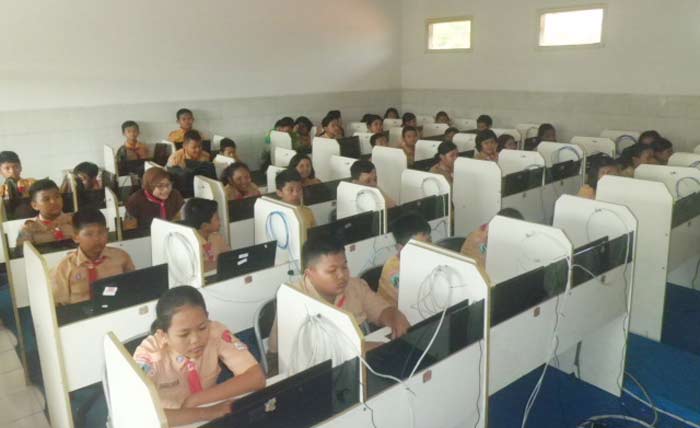 Siswa-siswi saat mengikuti latihan melakukan penerapan ujian dengan menggunakan komputer. Foto: SOFFAN/BANGSAONLINE