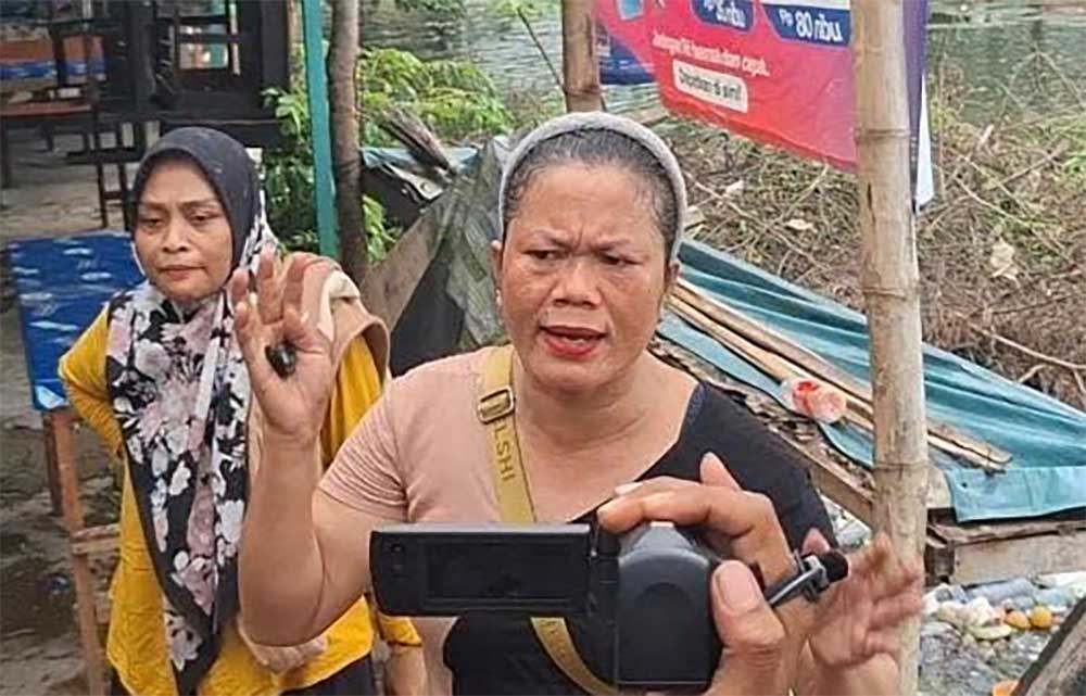 Sumideh saat memprotes petugas yang menurutnya tak adil saat menggusur warkop miliknya di area SGB.