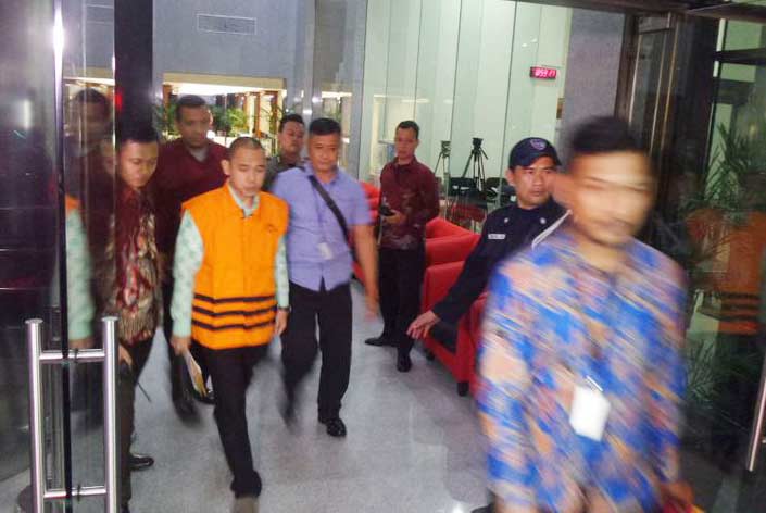 Anggota DPRD Jawa Timur, M Kabil Mubarok, mengenakan rompi tahanan KPK seusai ditetapkan sebagai tersangka, Jumat (28/7/2017). (KOMPAS.com/ABBA GABRILLIN)