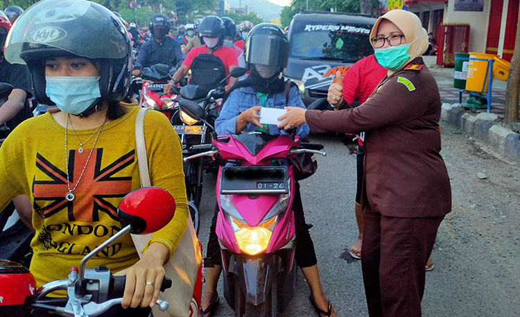 Kepala Kejaksaan Negeri Trenggalek Darfiah, S.H., saat bagi-bagi takjil di Traffic Light Jalan Panglima Sudirman Trenggalek. (foto: HERMAN/ BANGSAONLINE)