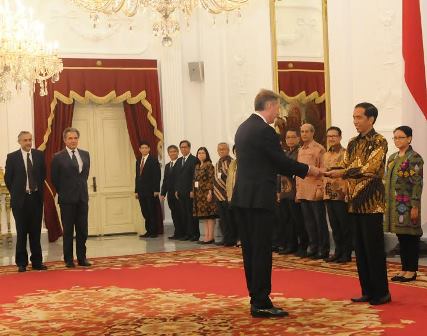 Presiden Jokowi saat menerima penyerahan surat-surat kepercayaan empat Dubes negara sahabat di Istana Merdeka. Foto: bisnis.com