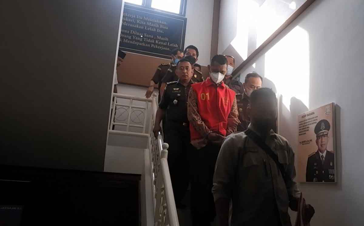 Staf Kemenag Nganjuk saat digelandang petugas usai menjalani pemeriksaan.