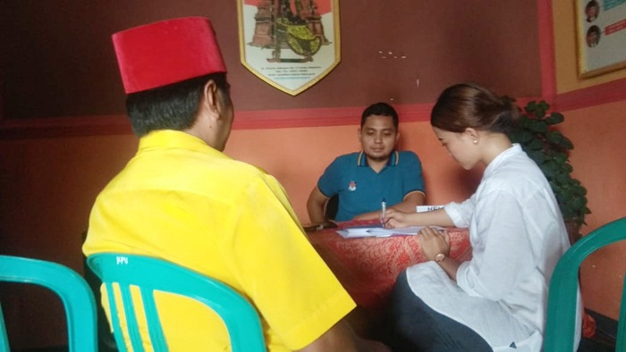 Penuhi Janjinya, Edi Weliang Bawa Seorang Gadis Cantik ke KPU Mojokerto