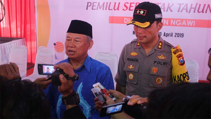 Ketua Takmir Masjid Agung Baiturahman Ngawi, Syamsudin Mustakim, bersama Kapolres Ngawi AKBP Pranatal Hutajulu memberikan keterangan usai pleno rekapitulasi.