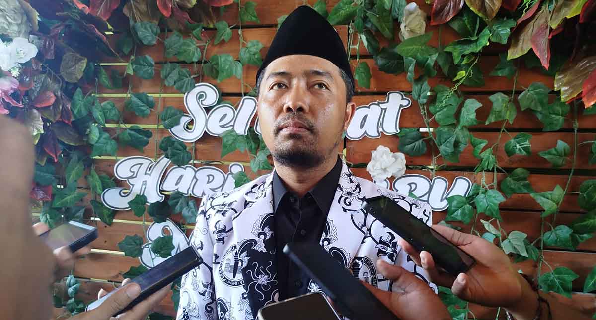 Kepala Disdik Bangkalan saat memberi keterangan ke awak media.