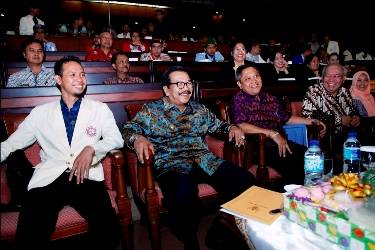
Gubernur Soekarwo bersama Ketua PP KMHDI I Kadek Adiawan dan Walikota Denpasar Rai Mantra di acara Kongres Nasional MHDI di Untag Sby.foto:nisa/BANGSAONLINE