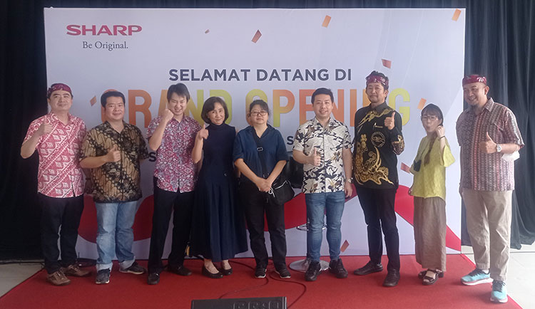 Para jajaran Sharp Indonesia bersama para distributor.