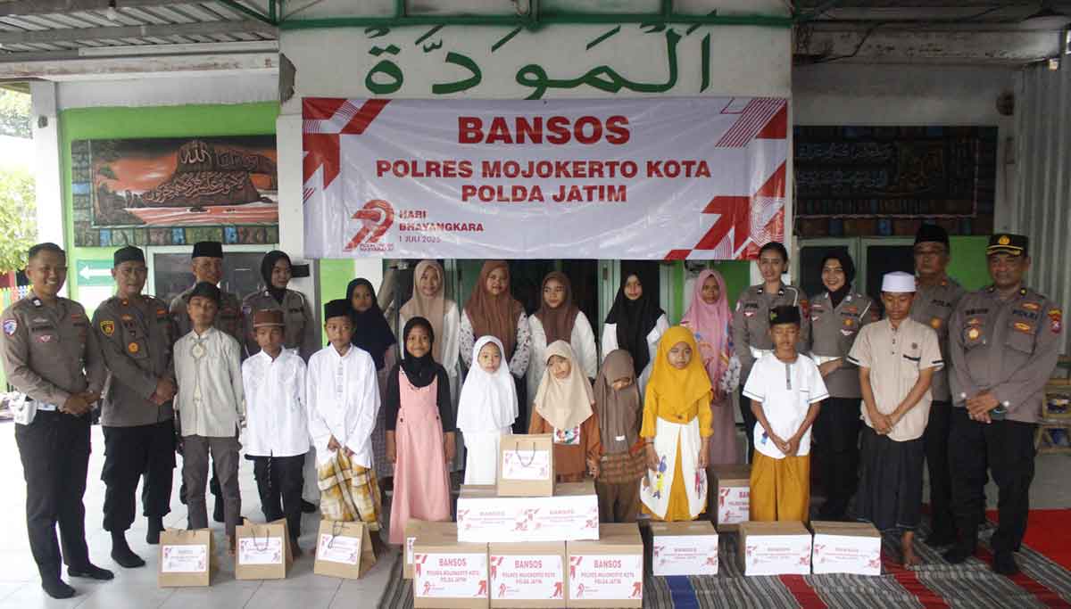 Jajaran petugas dari Polres Mojokerto Kota saat berada di Panti Asuhan Al Mawaddah dalam rangka memperingati HUT ke-79 Bhayangkara.