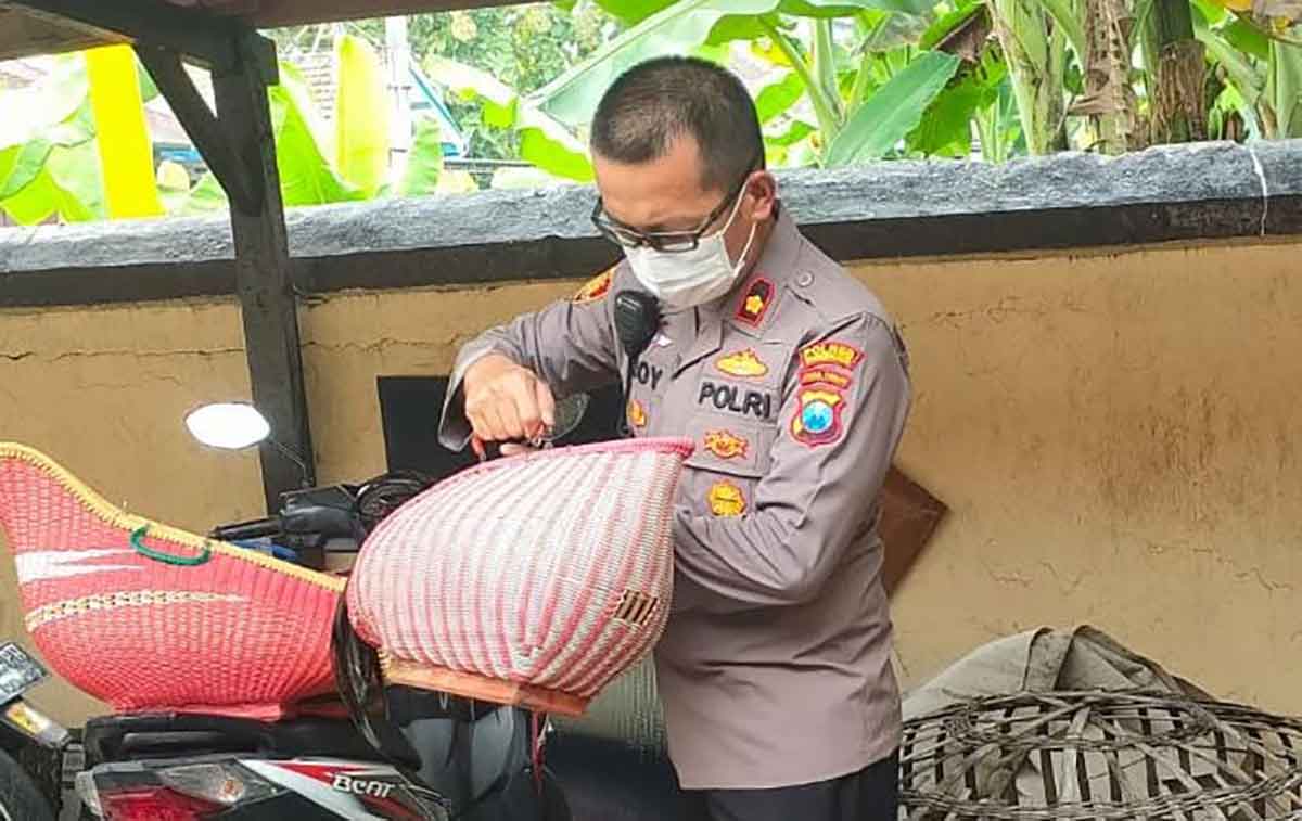 Petugas dari Polsek Magersari saat mengamankan barang bukti judi sabung ayam.