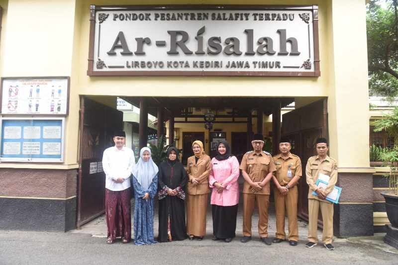 Wali Kota Kediri Vinanda Prameswati (nomor 4 dari kiri) saat bersilahturahmi ke Ponpes Ar-Risalah, Lirboyo. (Ist)