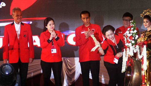 Megawati Soekarnoputeri memukul gong dalam Rakernas PDIP di Semarang. Foto: tempo.co.id