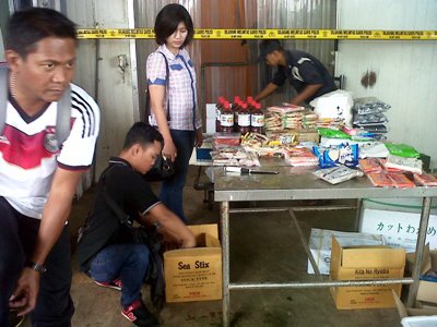 Pengrebekan Mamin di gudang Osowilangun. Foto:rusmiyanto/BANGSAONLINE