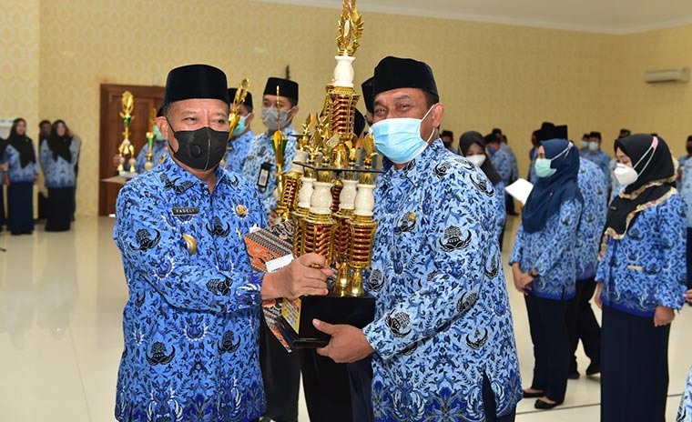 Bupati Fadeli saat menyerahkan penghargaan kepada pejuang Covid-19 dan pemenang lomba dalam rangka Peringatan HUT Korpri.