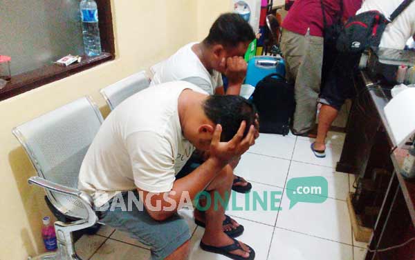 Dua pelaku tertunduk lemas saat diamankan di Mapolres Lumajang.
