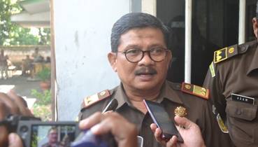 Kepala Kejati Jatim, Elvis Johnny, saat memberikan keterangan. (Imron/BANGSAONLINE)