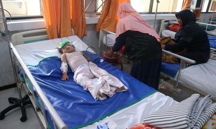 Salah satu pasien DBD yang menjalani perawatan di RSUD Jombang. foto: AAN AMRULLOH/ BANGSAONLINE