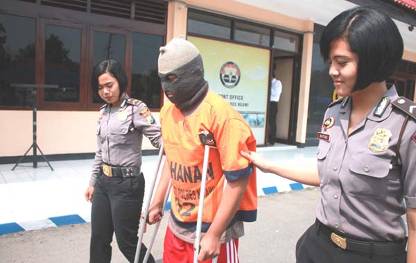 Tersangka saat digelandang usai press release. foto: zainal abidin/BANGSAONLINE