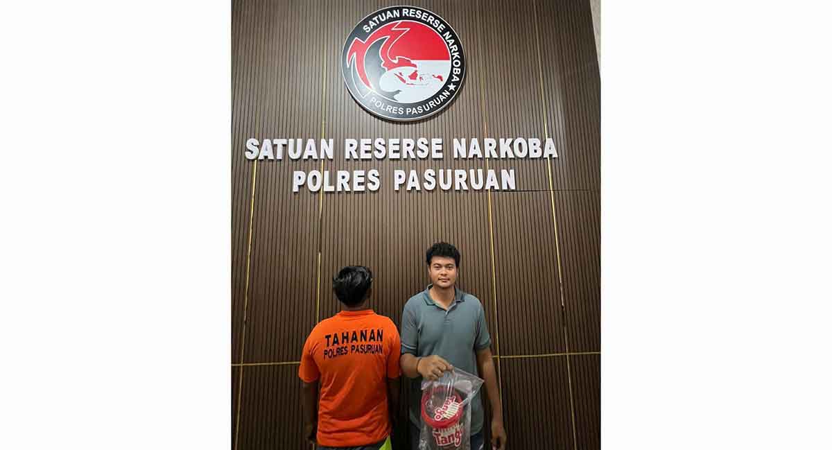 Tersangka saat bersama petugas dari Satresnarkoba Polres Pasuruan.