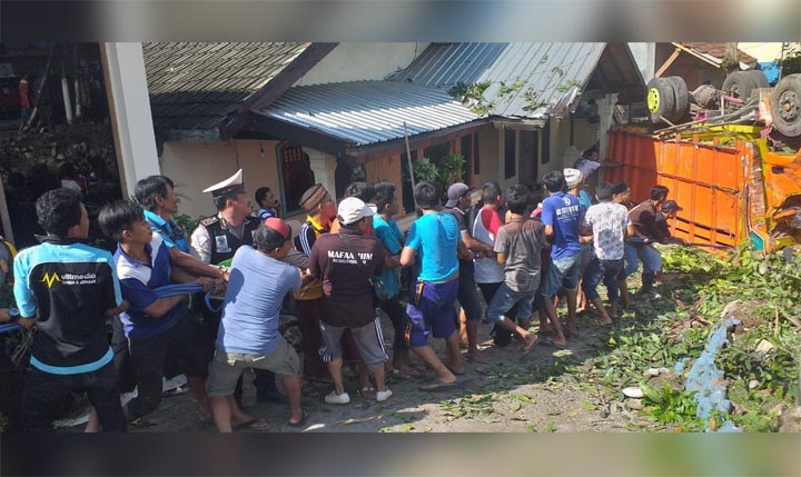 Warga turut membantu evakuasi truk.