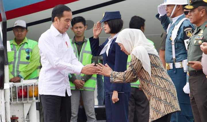 Gubernur Jawa Timur Khofifah Indar Parawansa menyambut kedatangan Presiden RI Ir. Joko Widodo, tiba di Bandara Internasional Juanda pada pukul 09.20 WIB dengan menggunakan pesawat Kepresidenan Indonesia-1. foto: ist.