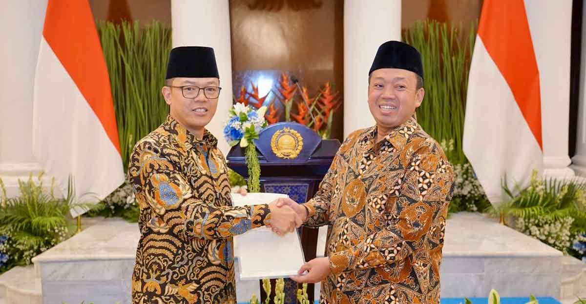 Menteri ATR/BPN saat menyerahkan sertifikat hak pakai kepada Menteri Luar Negeri.