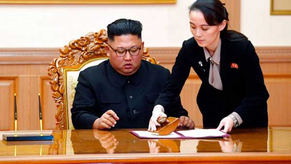 Kim Yo Jong, membantu kakaknya yang juga pemimpin Korea Utara Kim Jong Un menandatangani MoU setelah pertemuan puncak dengan Presiden Korea Selatan Moon Jae-in, di Wisma Negara Paekhwawon, di Pyongyang, Korea Utara. foto: Pyongyang Press Corps Pool via AP