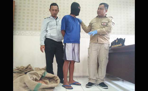 Pelaku dan sejumlah barang bukti saat dirilis di Mapolres Blitar Kota. foto: AKINA/ BANGSAONLINE