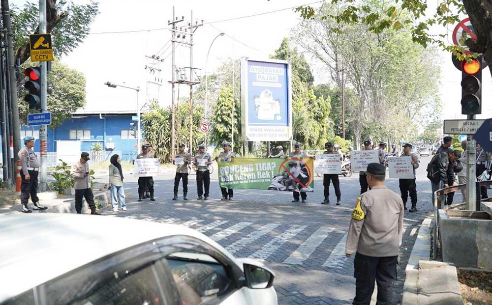 Jajaran Polsek Tenggilis Mejoyo bersama personel saat melakukan kampanye bahaya balap liar di hari terakhir Operasi Patuh Semeru 2025.