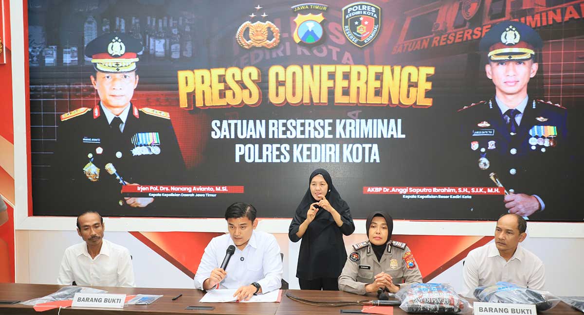 Kasatreskrim Polres Kediri Kota, AKP Achmad Elyasarif, saat konferensi pers terkait kasus video asusila. Foto: Ist