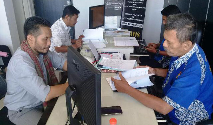M. Yunus, pimpinan KPJ besama rekan-rekan aktivis, LSM ,dan media saat pelaporan di SPKT Polresta Banyuwangi.