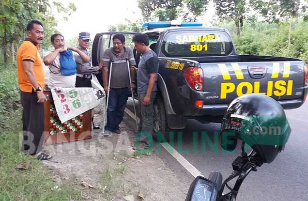 Tersangka saat hendak dikeler petugas Polsek Jatirogo. foto: AHMAD/ BANGSAONLINE