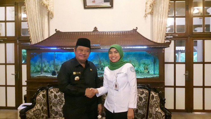 Bupati Sidoarjo Saiful Ilah saat bersama Kepala BPJS Kesehatan Cabang Sidoarjo Sri Mugirahayu.