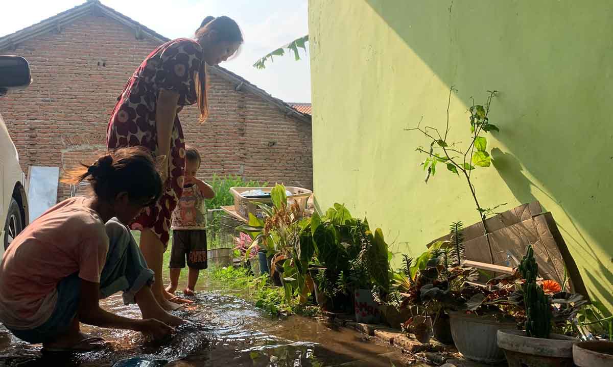 Warga Desa/Kecamatan Ajung, Jember, ketika membasahi tanah di sekitar sumur saat kemarau panjang tahun ini.