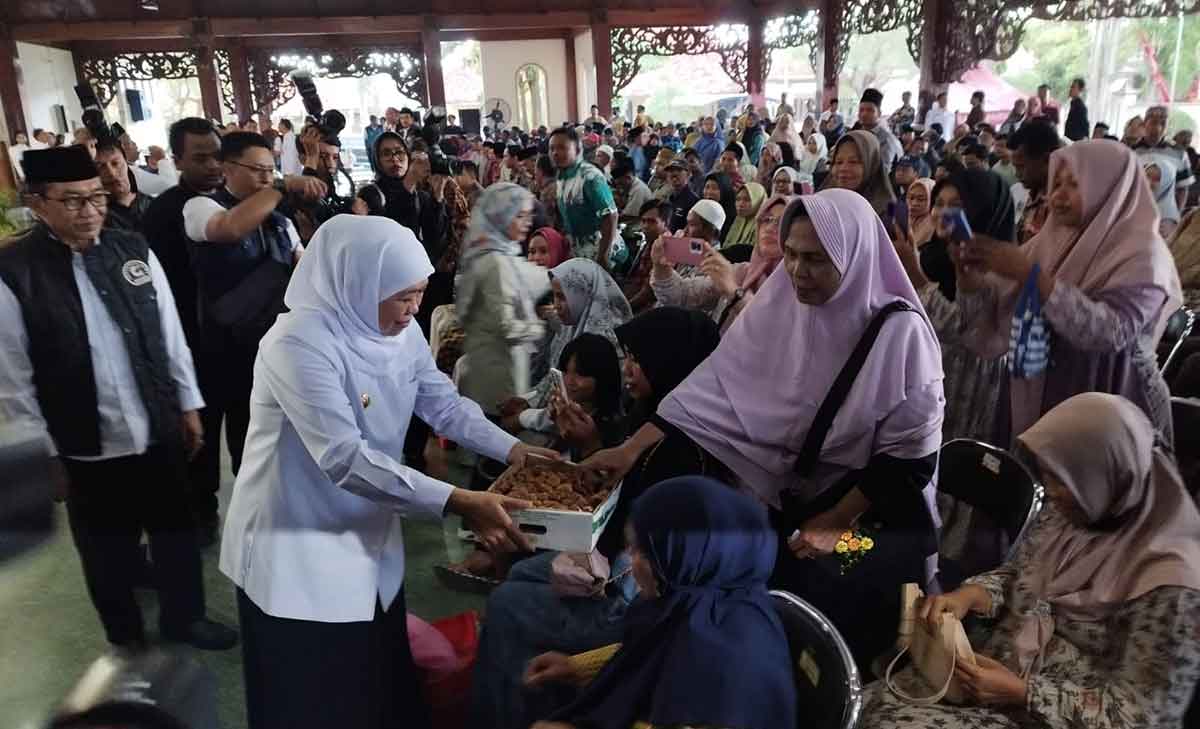 Gubernur Khofifah saat membagikan kurma ke masyarakat di Pendopo Agung Ronggosukowati, Pamekasan.
