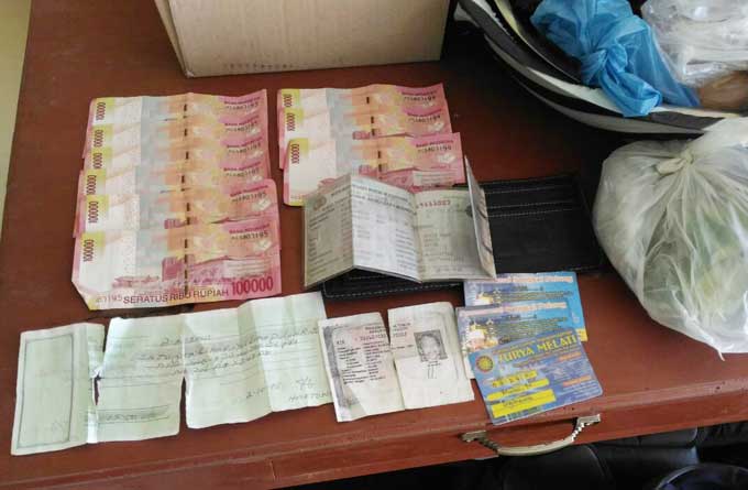 Sejumlah barang bukti yang diamankan polisi dari motor pelaku pengedar Upal. foto: AKINA/ BANGSAONLINE