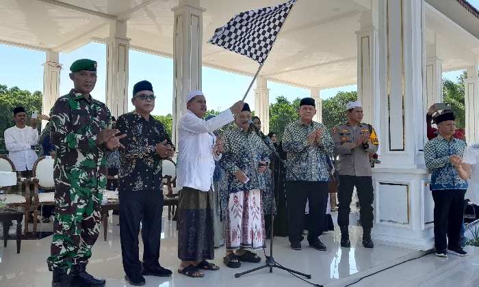 
Bupati Situbondo, Karna Suswandi bersama Ketua MUI dan forkpimda melepas CJH Situbondo .