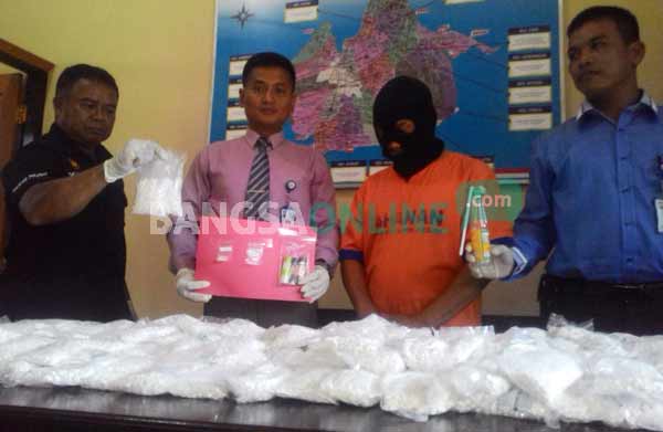 Tersangka bersama barang bukti saat diamankan di Mapolres Kediri. foto: dendi martoni/ BANGSAONLINE