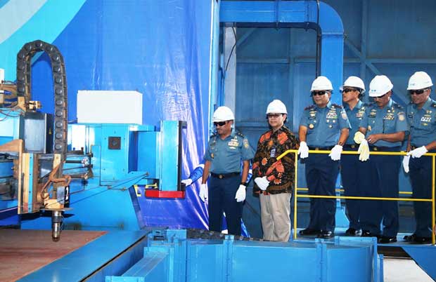 Pangarmatim (tiga dari kiri) saat menghadiri First Steel Cutting Kapal LPD di PT. PAL Indonesia.