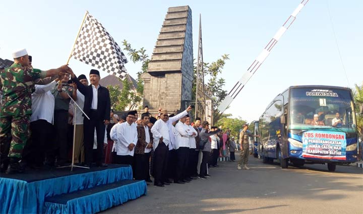 866 Jamaah Calon Haji Kabupaten Blitar Diberangkatkan ke Asrama Haji Sukolilo