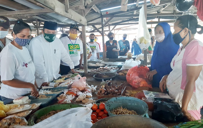 MENYAPA: BHS saat mengunjungi Pasar Pejaya, di Desa Kramat Jegu, Taman, Kamis (5/11). foto: MUSTAIN/ BANGSAONLINE