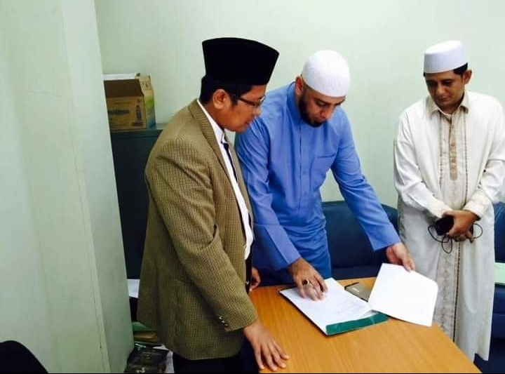 Dr KH Cholil Nafis dan Syekh Ali Jaber. foto: facebook.