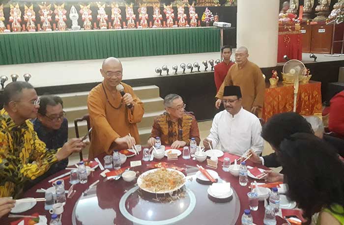 Wagub Jatim, Saifullah Yusuf menghadiri perayaan imlek 2563 di Vihara Mahavira Graha, Surabaya. Foto: DIDI ROSADI/BANGSAONLINE