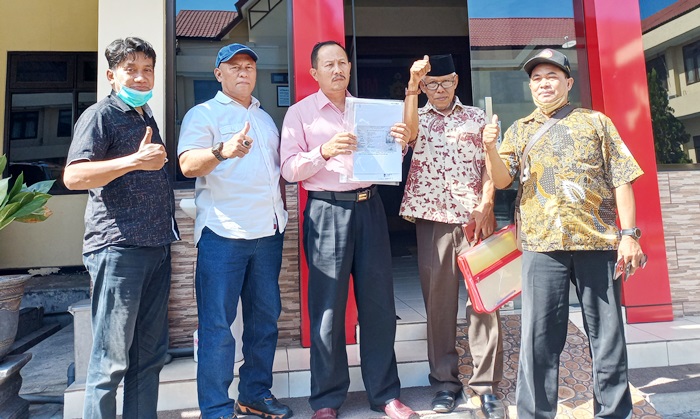 Barisan Pembela Pondok Pesantren saat melaporkan ketua LP2KP Kabupaten Mojokerto ke Polres Mojokerto.