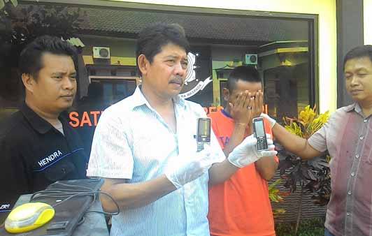 Tersangka saat diamankan di Mapolres Kediri. foto: dendi martoni/BANGSAONLINE