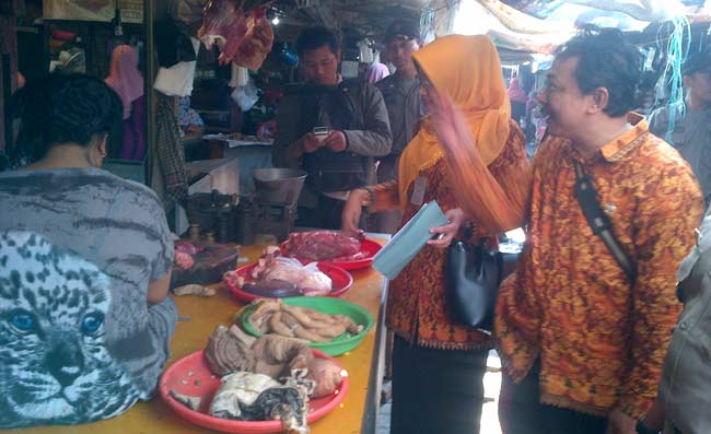 Tim Perekonomian Pemkab Gresik saat sidak harga daging. foto: SYUHUD/ BANGSAONLINE