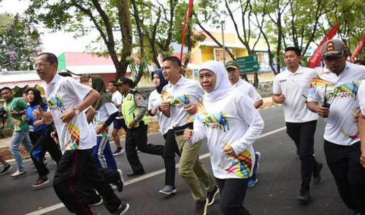 Gubernur Jawa Timur Khofifah Indar Parawansa ikut lari dalam acara bertajuk Jatim KIP Run 2019 5K dan 10K di Magetan, Ahad (3/11/2019). foto: Istimewa/ BANGSAONLINE.com