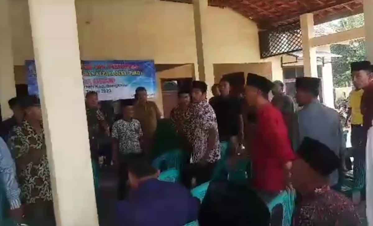 Kericuhan saat pembentukan P2KD Langkap, Kecamatan Burneh, Bangkalan, menjelang Pilkades tahap ke-3.