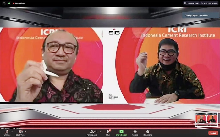Direktur Engineering & Project SIG, Tri Abdisatrijo (kiri) dan Direktur Produksi dan Pengembangan Semen Baturaja, Daconi (kanan) menandatangani Nota Kesepahaman pembentukan ICRI. foto: ist.