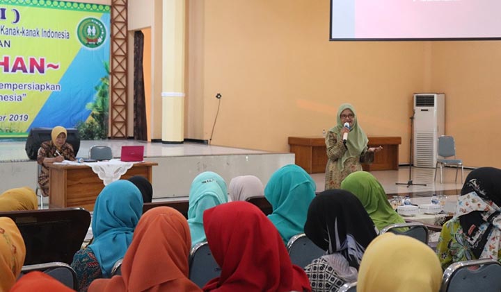 Ketua GOPTKI Kota Pasuruan Hj. Shofiyah Bahrul Ulum saat memberikan sambutan.